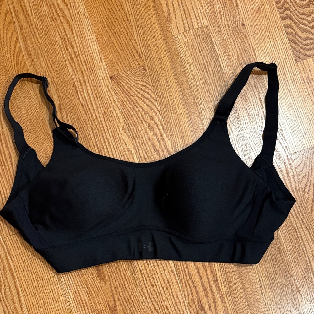Under Armour Women's Sleek Black Sports Bra